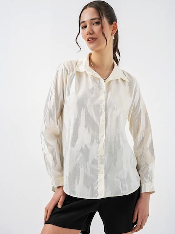 Bigdart Shirt in White: front