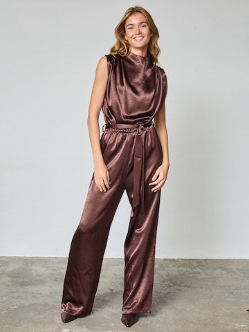 Tuta jumpsuit 'GUTO' di SISTERS POINT in marrone: frontale