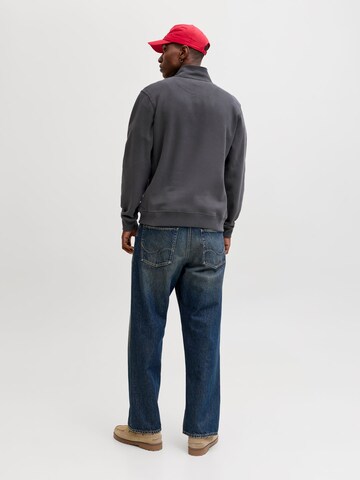 JACK & JONES Sweatshirt in Grau