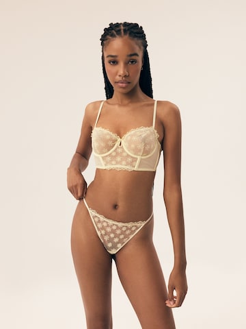 ESOTIQ - Tanga 'String Bloomy, feine Stickerei, zarte Rüschen, florales Muster' en amarillo: frente