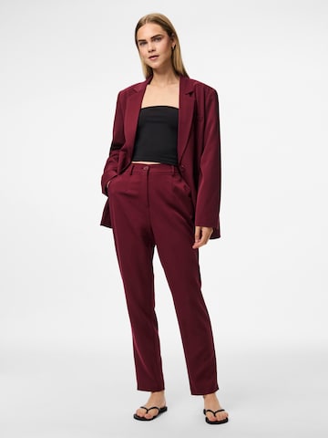 Regular Pantalon à pince 'PCKamil' PIECES en rouge
