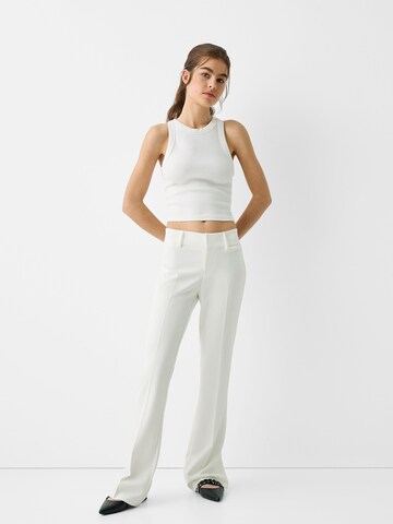 Bershka Flared Pantalon in Beige