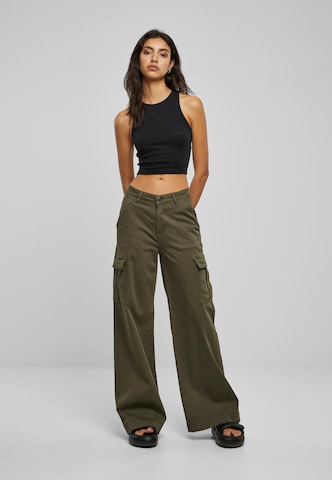 Urban Classics Wide leg Cargo Pants in Green: front