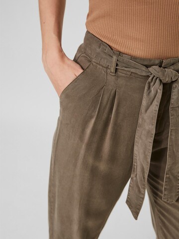 Loosefit Pantaloni con pieghe 'Mia' di VERO MODA in grigio