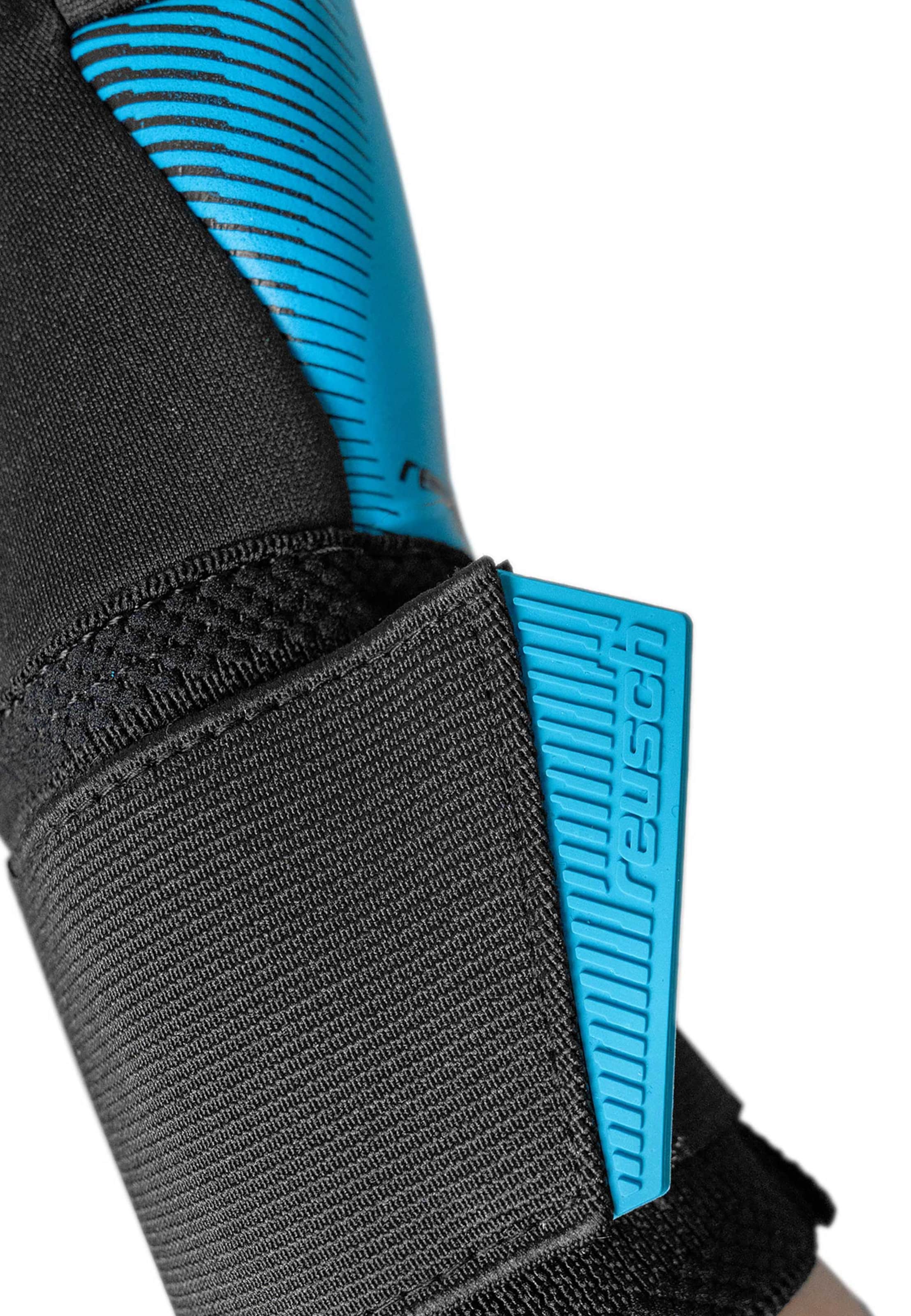 REUSCH Sports gloves 'Attrakt Aqua Evolution' in Black