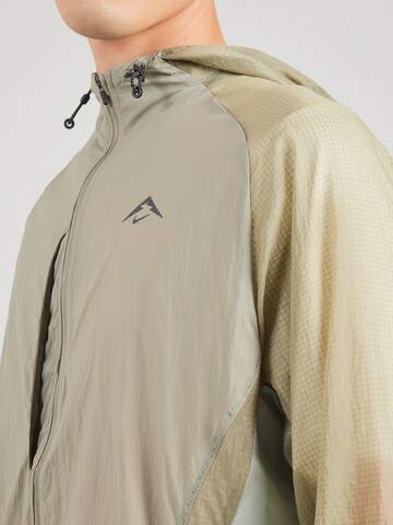 Nike Sportswear Between-season jacket 'TRAIL AIREEZ' in Green