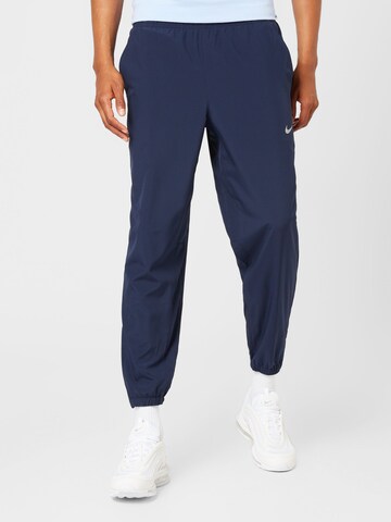 Effilé Pantalon de sport NIKE en bleu : devant