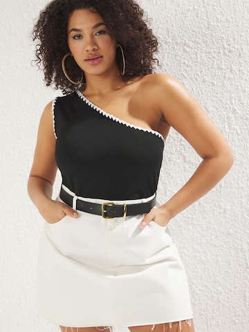 Trendyol Curve - Top en negro: frente