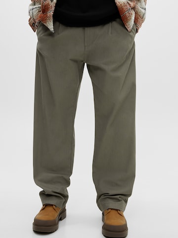 Pull&Bear Štandardný strih Plisované nohavice - Zelená