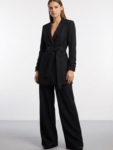 AVENUE N°29 - Blazer 'Single Breasted Wool Blazer With In Seam Belt' en negro
