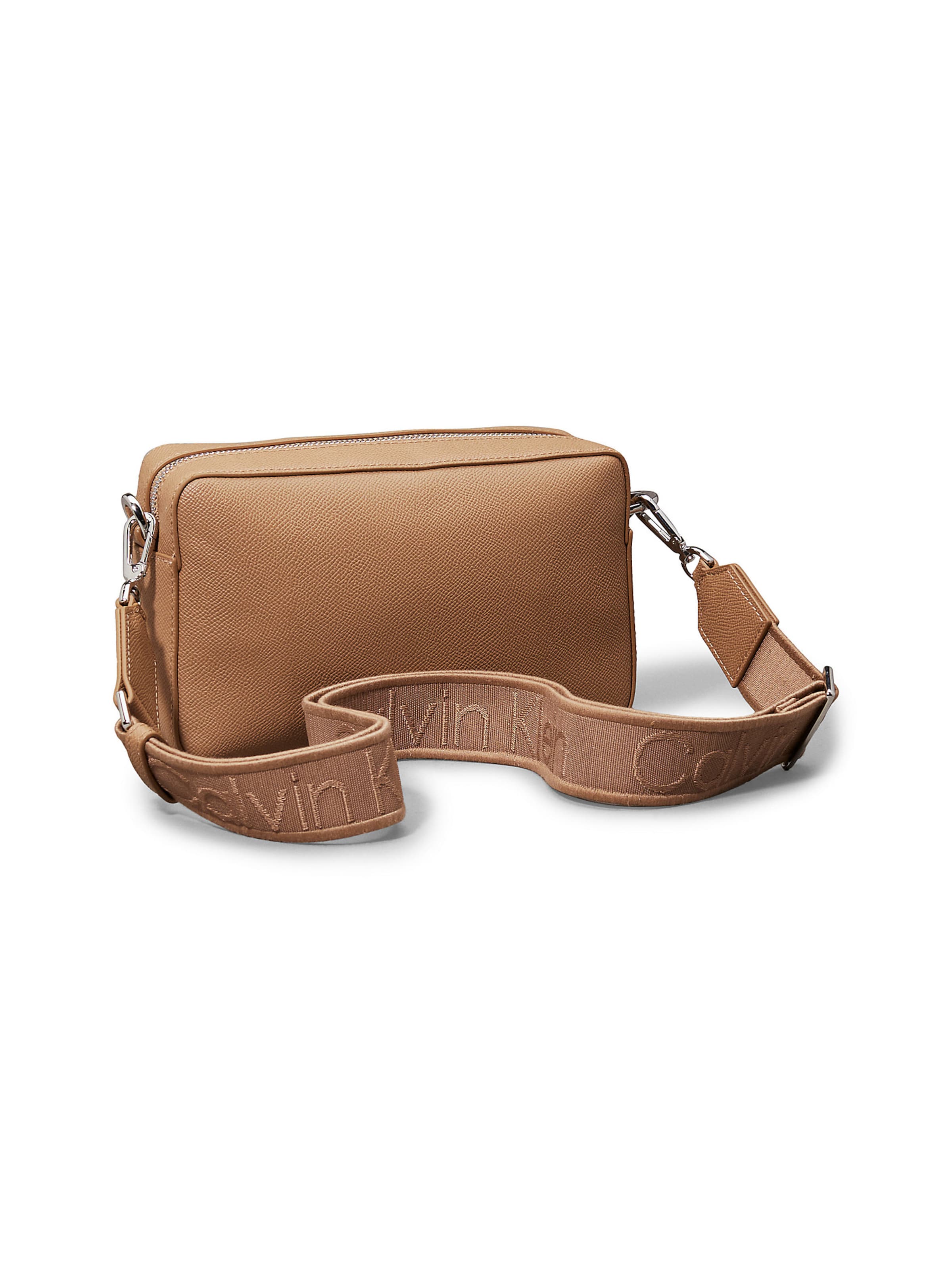 Calvin Klein Olkalaukku 'MUST' värissä ruskea