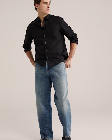 WE Fashion Regular Fit Paita värissä musta