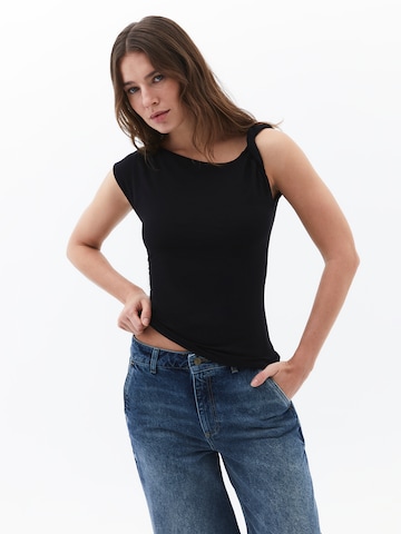 OXXO T-Shirt in Schwarz: Vorderseite