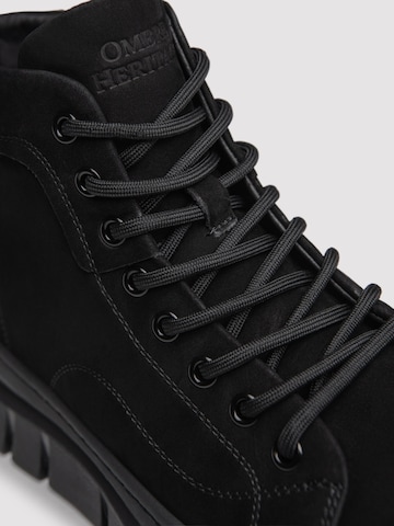 Ombre - Botas con cordones en negro