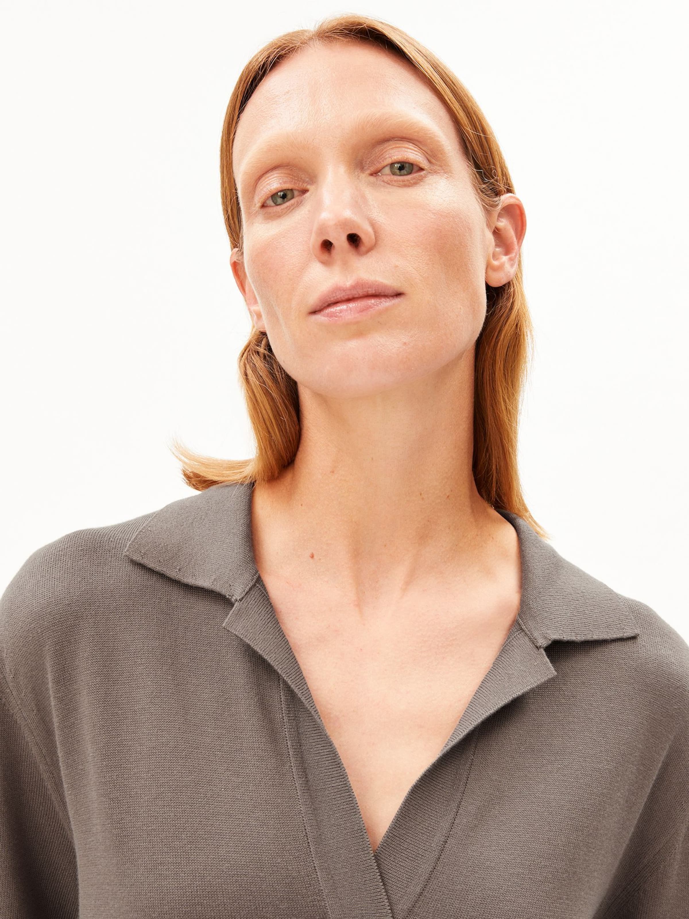 ARMEDANGELS Gebreide jurk in Bruin: voorkant