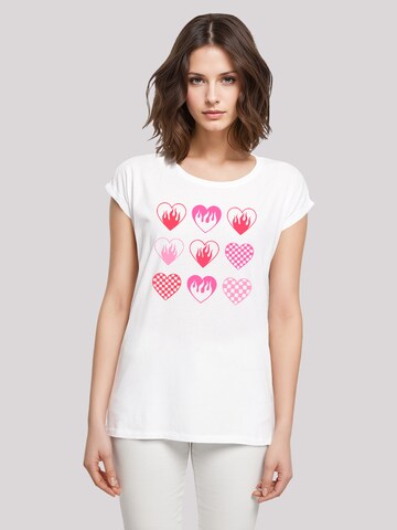 F4NT4STIC T-Shirt 'Internationaler Frauentag: Herzen In Flammen' in Weiß: Vorderseite