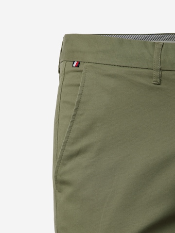 TOMMY HILFIGER - Slimfit Calças chino 'Denton' em verde