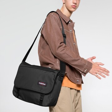 EASTPAK Messenger i sort