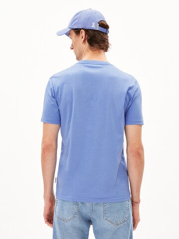 Coupe regular T-Shirt 'JAAMES' ARMEDANGELS en bleu