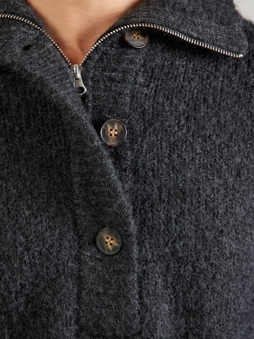 pilka VERSTIQUE by Denise Verst Suknelė