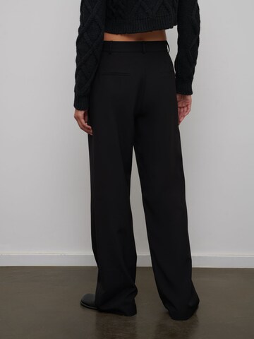 RÆRE by Lorena Rae Loose fit Pleat-front trousers 'Talea Tall' in Black