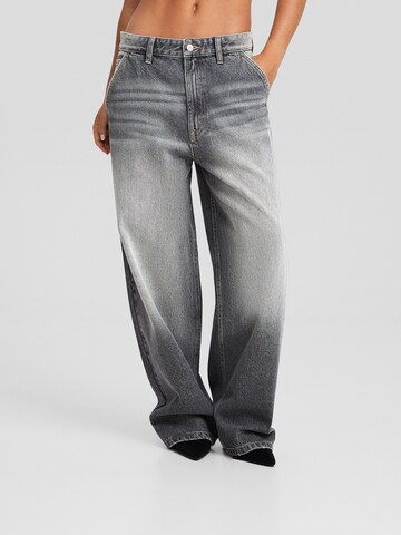 Bershka Wide leg Jeans in Grey: front