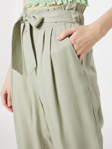 VERO MODA Loose fit Pleat-Front Pants 'LILIANAEVANY' in Green