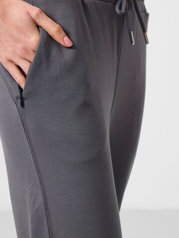 Regular Pantalon 'Hose' Tommy Life en gris