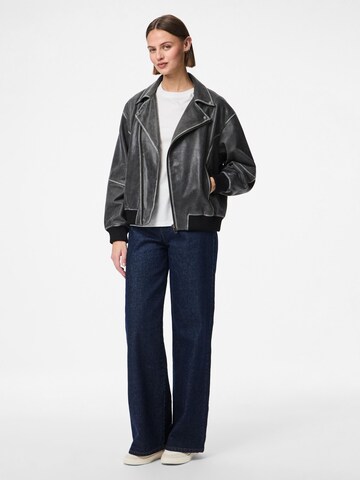 Veste mi-saison 'PCFEMMA' PIECES en noir