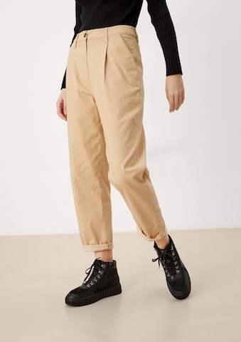 QS Tapered Chino Pants in Beige: front
