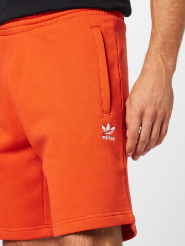 regular Pantaloni 'Trefoil Essentials' di ADIDAS ORIGINALS in rosso