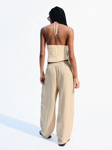 Bershka Baggy Bandplooibroek in Beige
