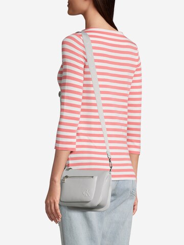 Calvin Klein Jeans - Bolso de hombro en gris