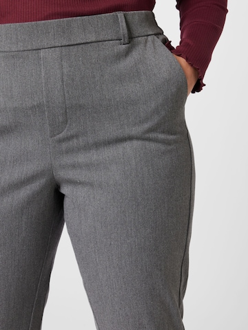 Coupe slim Pantalon 'Maya' Vero Moda Curve en gris