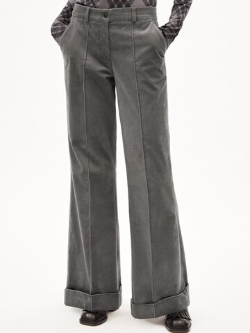 ARMEDANGELS Regular Broek ' XELAA CORDUROY ' in Zwart: voorkant