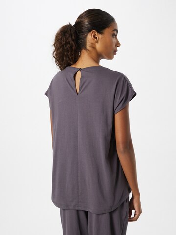 CURARE Yogawear Sportshirt in Lila