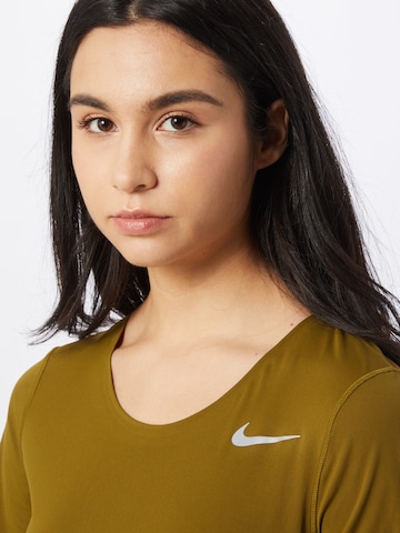 NIKE - Camiseta funcional 'City Sleek' en verde