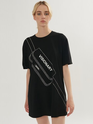 melns Influencer T-Krekls: no priekšpuses