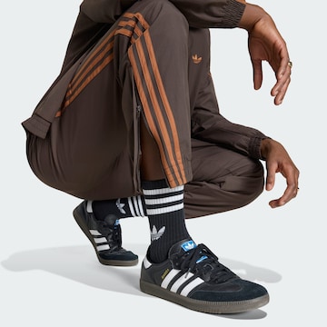 Effilé Pantalon 'Firebird' ADIDAS ORIGINALS en marron