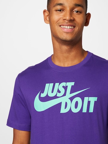 Coupe regular T-Shirt 'Swoosh' Nike Sportswear en violet