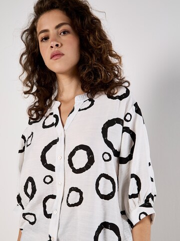 Apricot Abstract Circles Oversized Blouse ' ' in Weiß