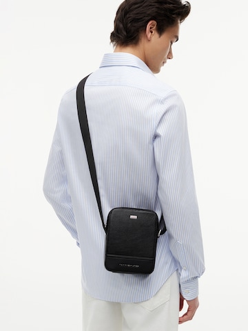 TOMMY HILFIGER Schoudertas 'CENTRAL' in Zwart