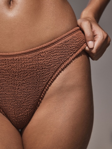 Slip costum de baie de la Next pe maro