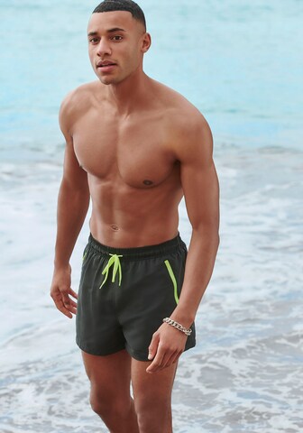 Shorts de bain BENCH en noir : devant