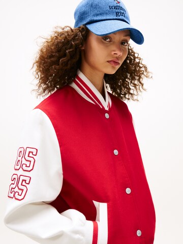 Tommy Jeans Демисезонная куртка в Красный