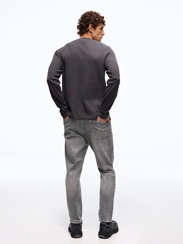 Bershka Дънки Tapered Leg Дънки в сиво