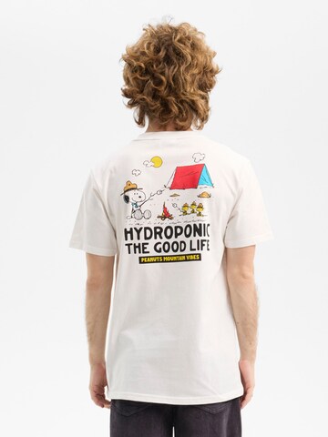 hydroponic - Camiseta 'Hydroponic x Peanuts Regular-Fit Short-Sleeve Campfire T-Shirt' en blanco