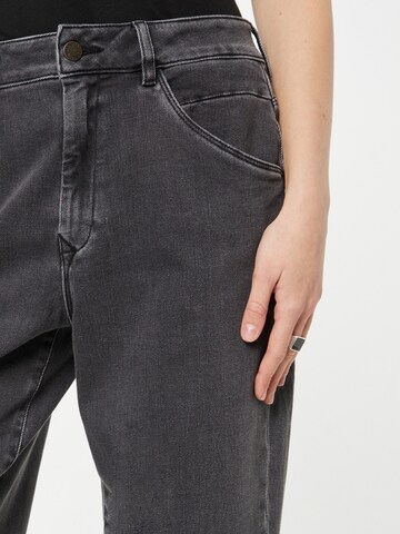 Dawn Tapered Jeans in Grey