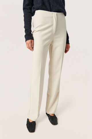 SOAKED IN LUXURY Slim fit Pleated Pants 'Corinne' in White: front