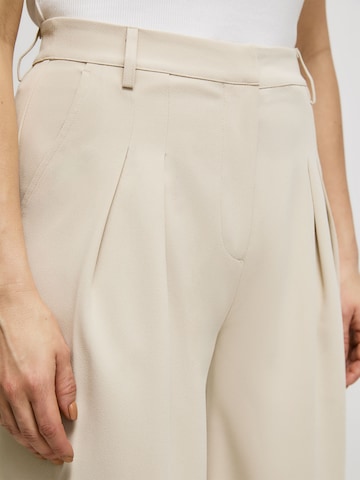 ABOUT YOU x Iconic by Tatiana Kucharova Loose fit Pleat-front trousers 'Mathilda' in Beige